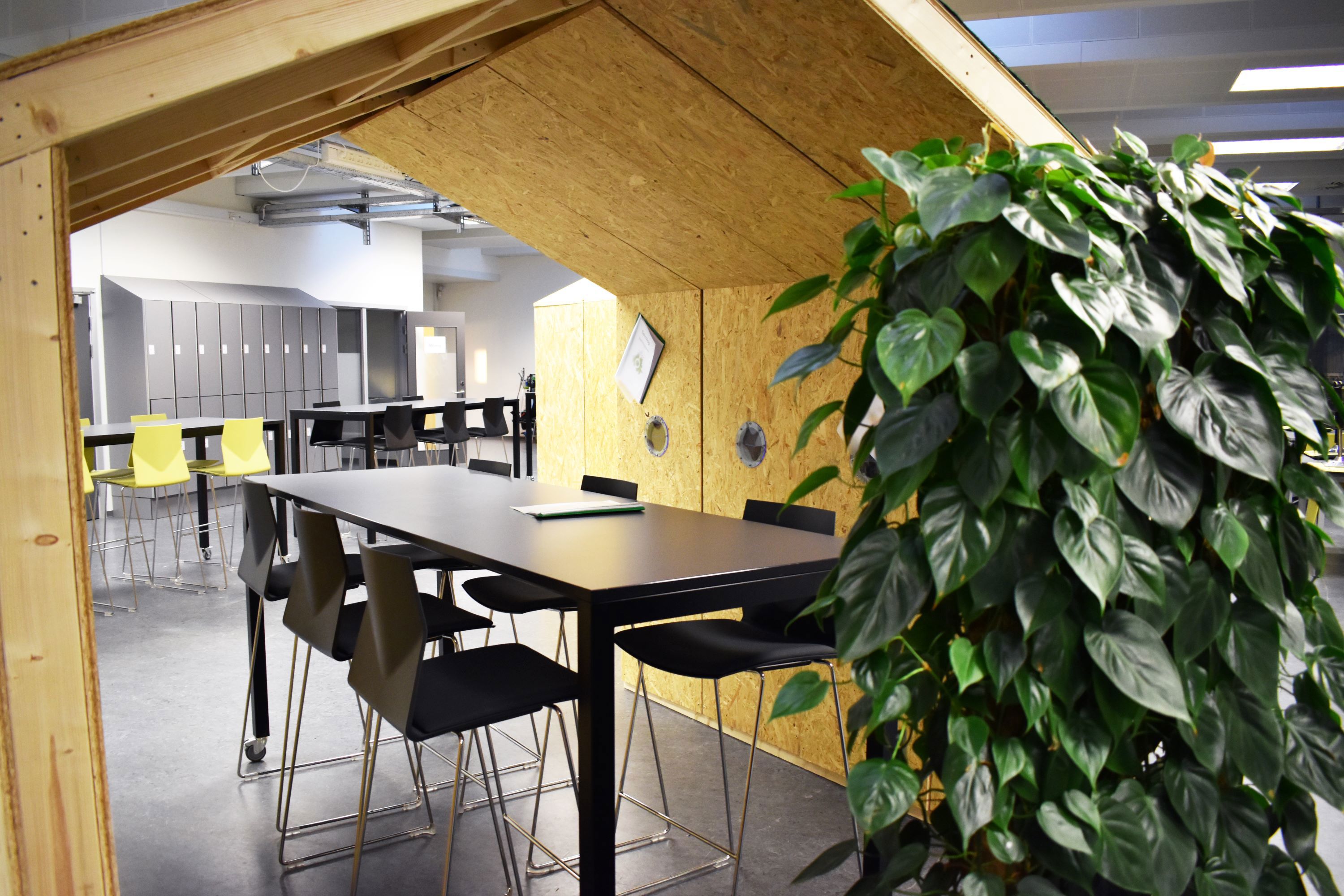 Som en del at studiemiljøet på C.F. Tietgens Vej, har tømrerelever bygget små hyggelige hytter, som bruges til gruppearbejde.