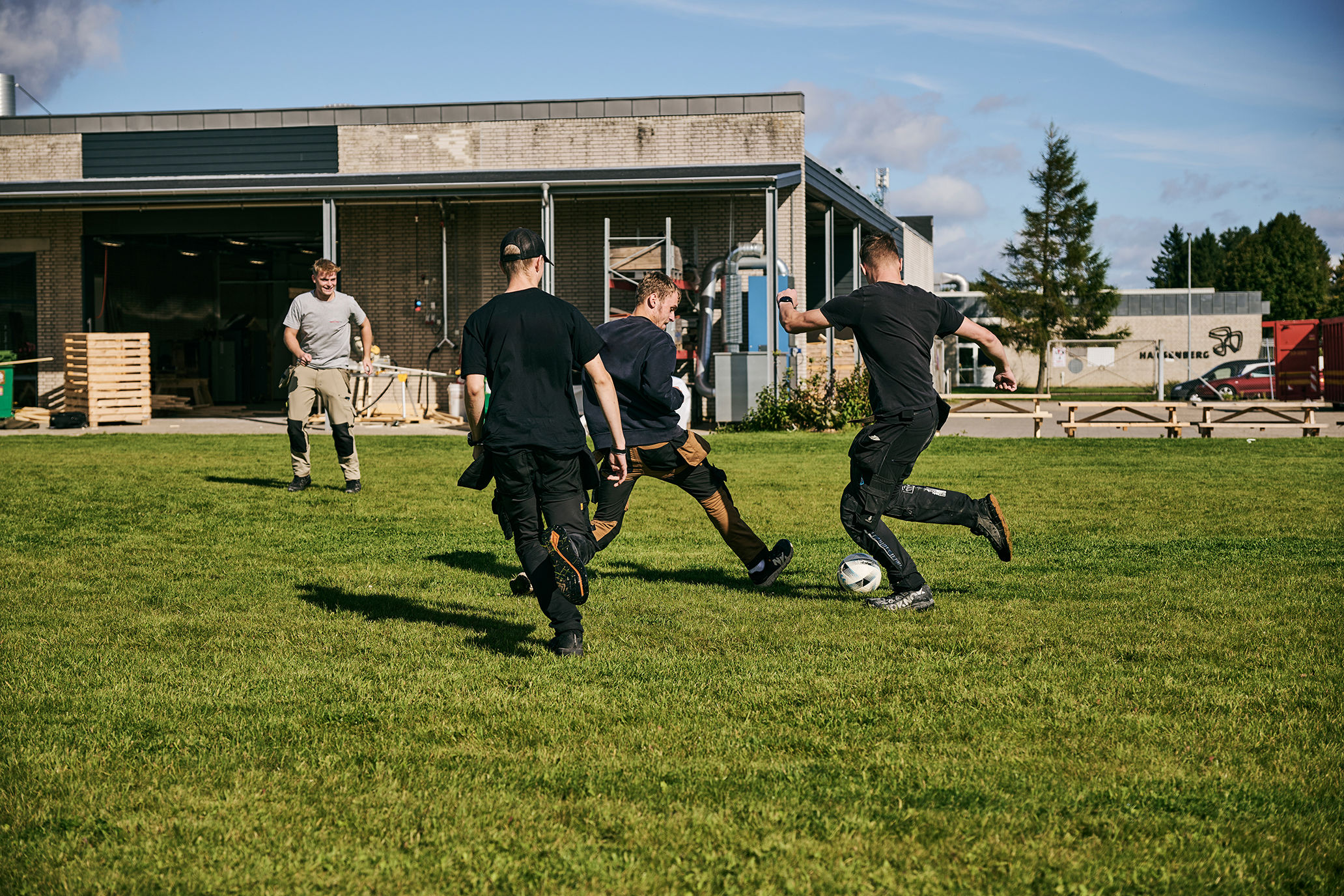 På CFT 8, hvor tømreruddannelsen holder til, hygges der udenfor med bold i pauserne.