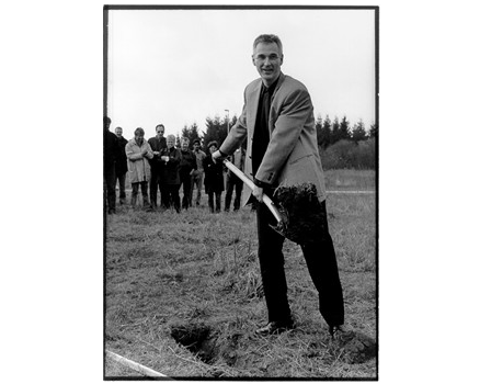 I 2000 tog daværende direktør første spadestik til bygningen på Skovvangen 28 i Kolding.
