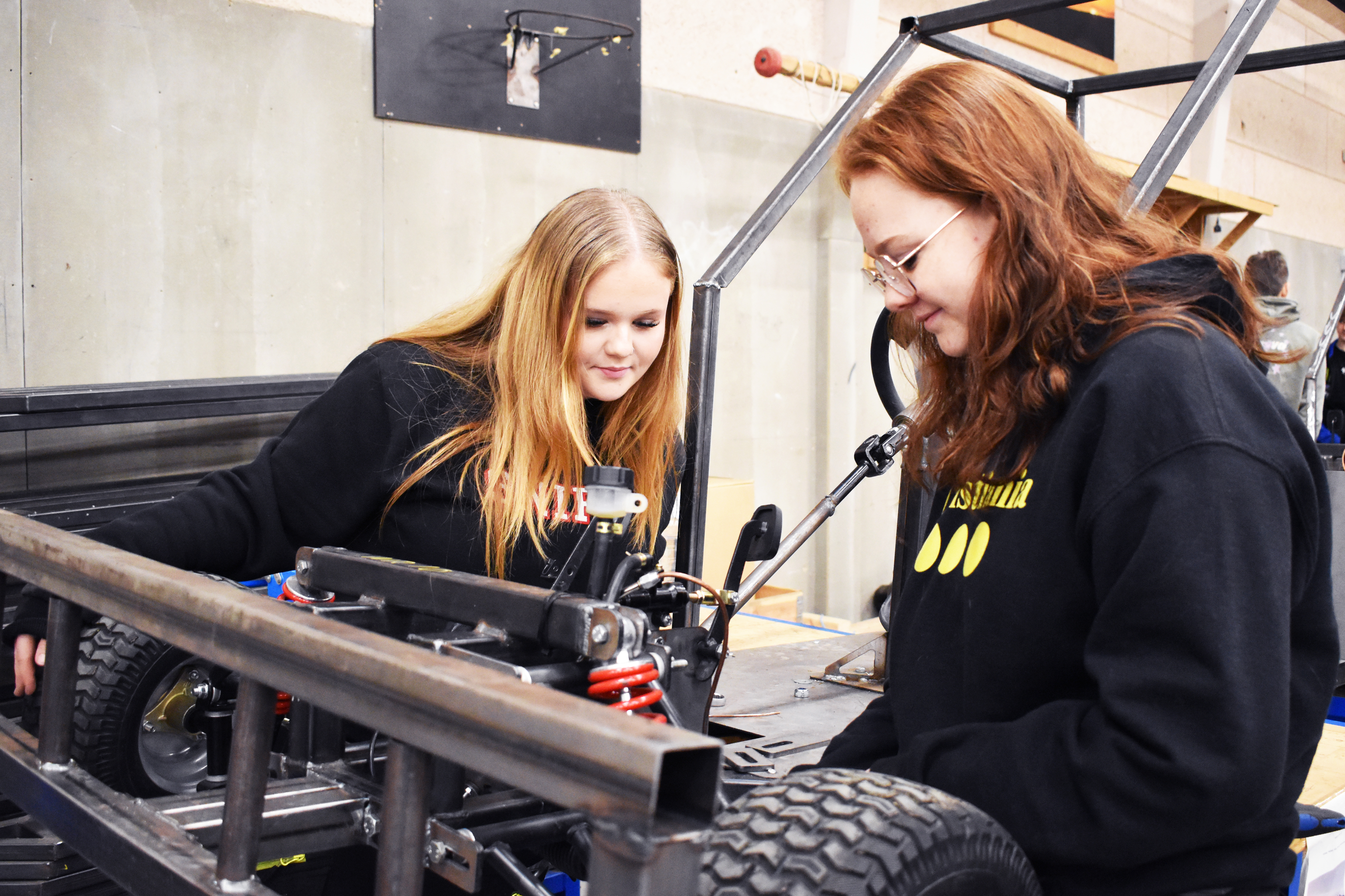 Mie Jensen (t.v.) og Nicholine Knudsen er i gang med at bygge en gokart.