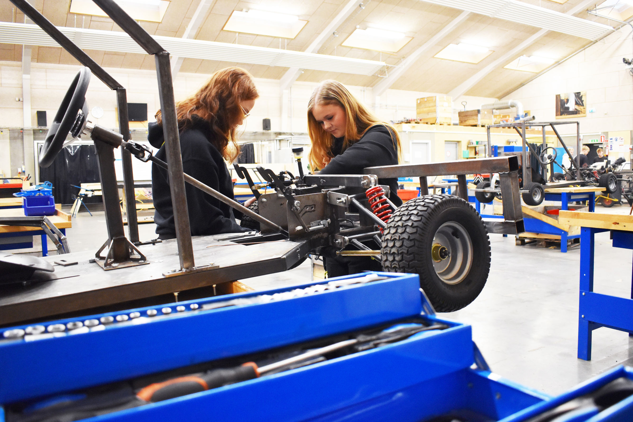Mie Jensen (t.h.) og Nicholine Knudsen er i gang med at bygge en gokart.