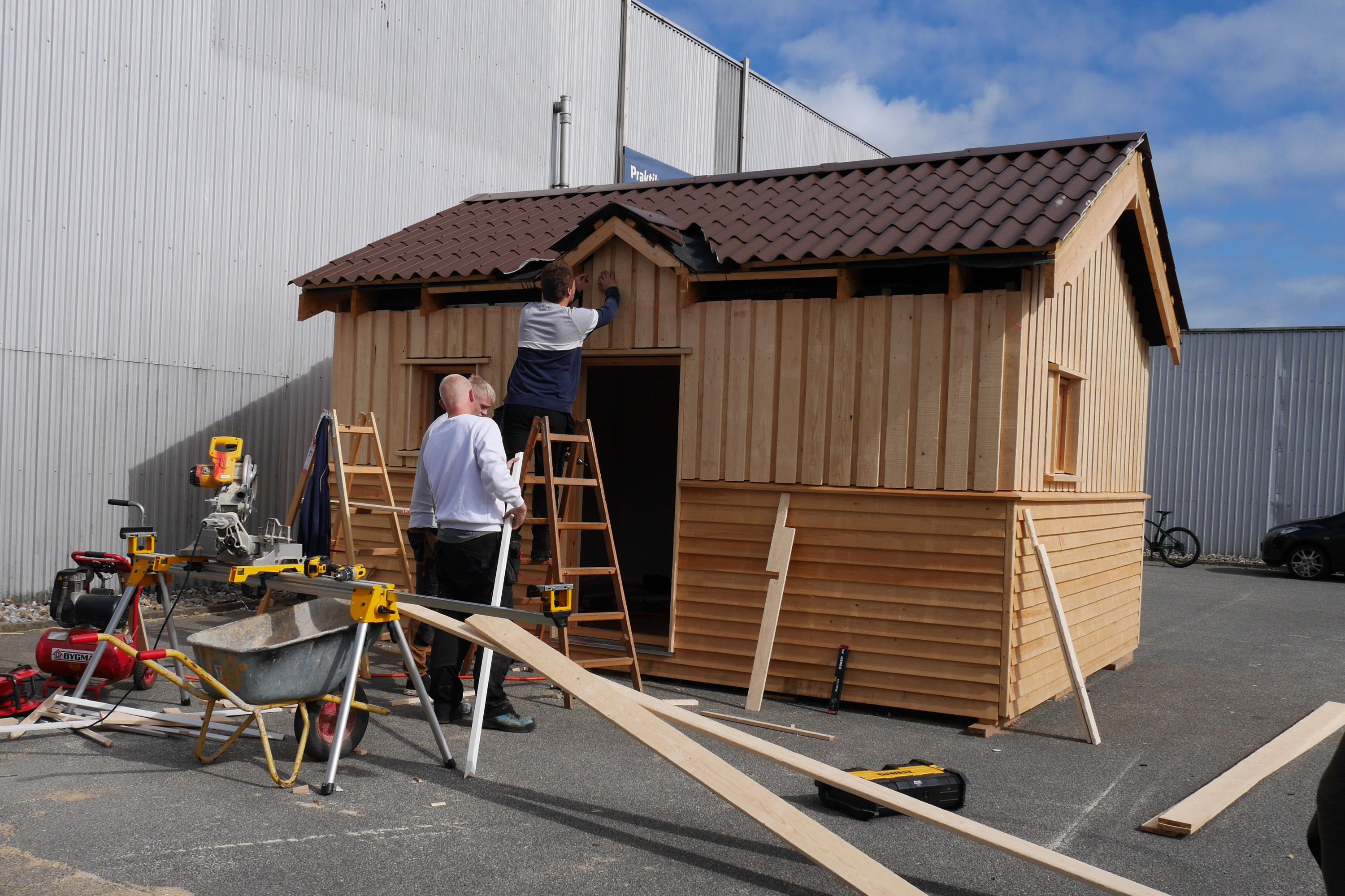 Tømrereleverne på Hansenberg bygger her et annekshus, og deres små bygninger sælges til rimelige priser.