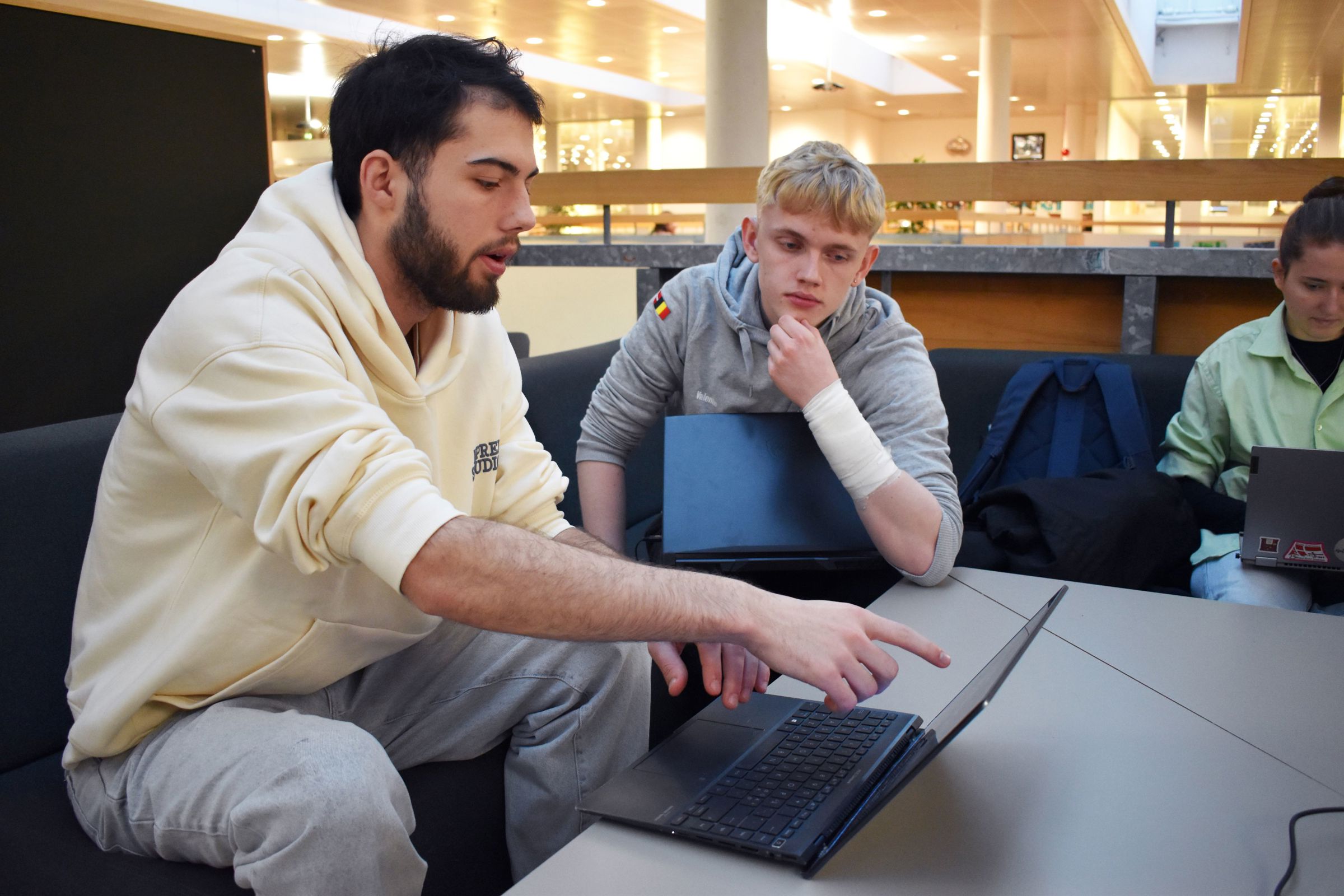 Eleverne samarbejder i faget Digitalt design og udvikling på HTX, Hansenberg Tekniske Gymnasium.