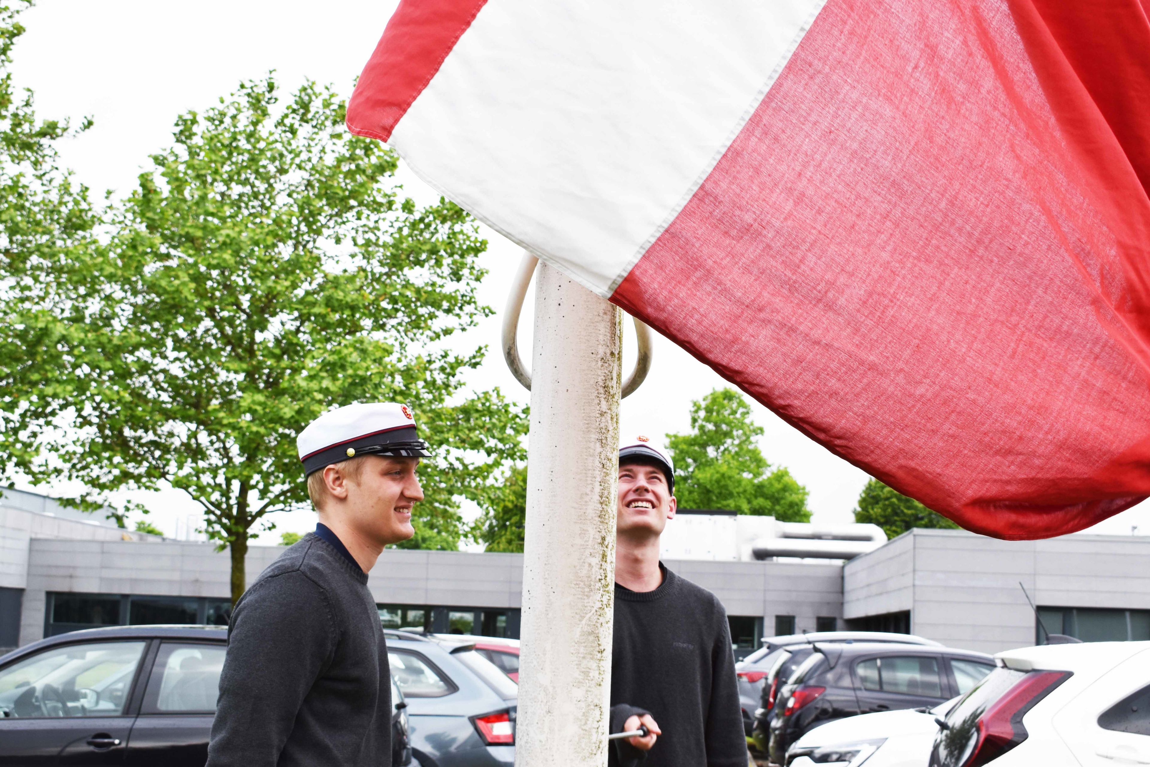 Marcus Bergmann Pedersen og Andreas Bøving hejser flaget.