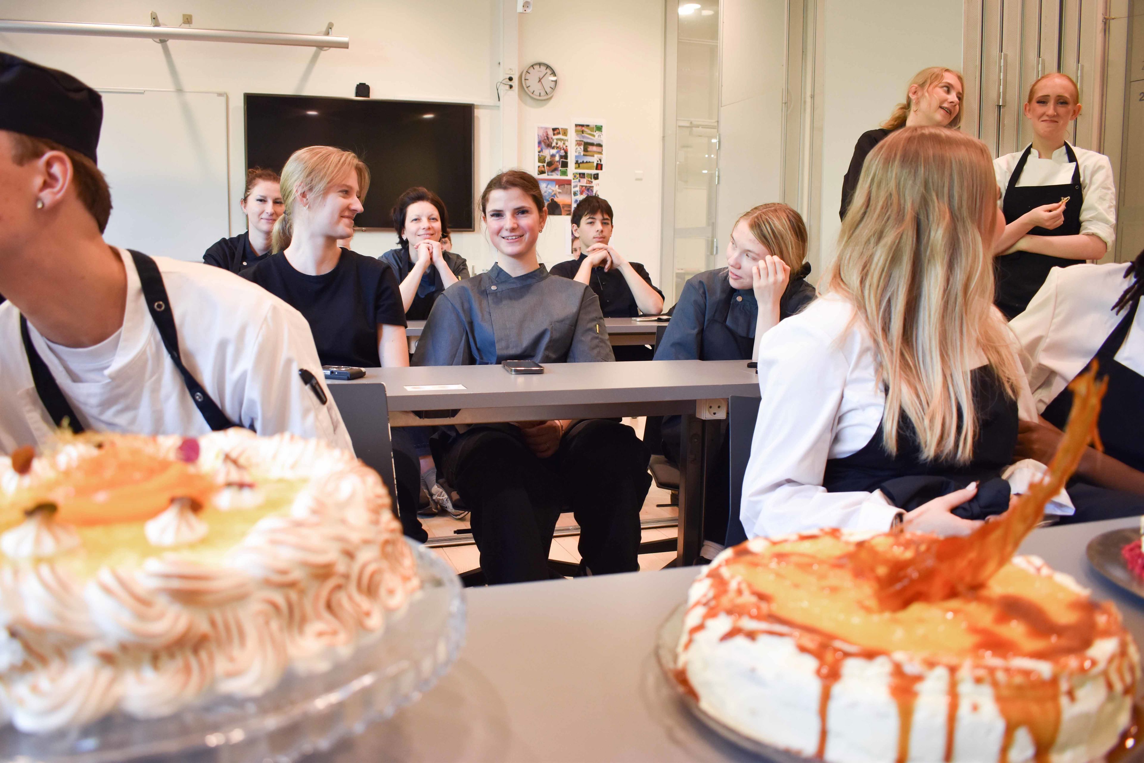 GF1 har besøg af elever fra Hotel School i Riga.