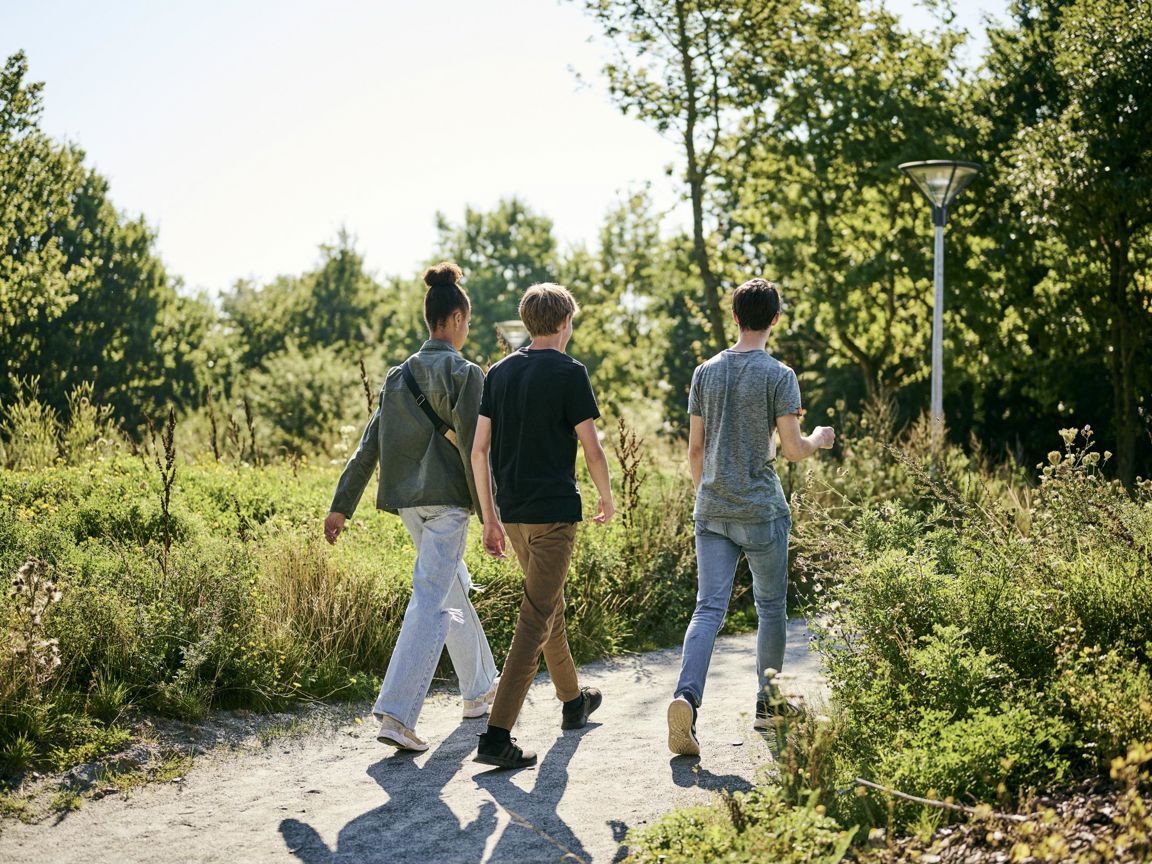 3 HTX-elever går tur udenfor.