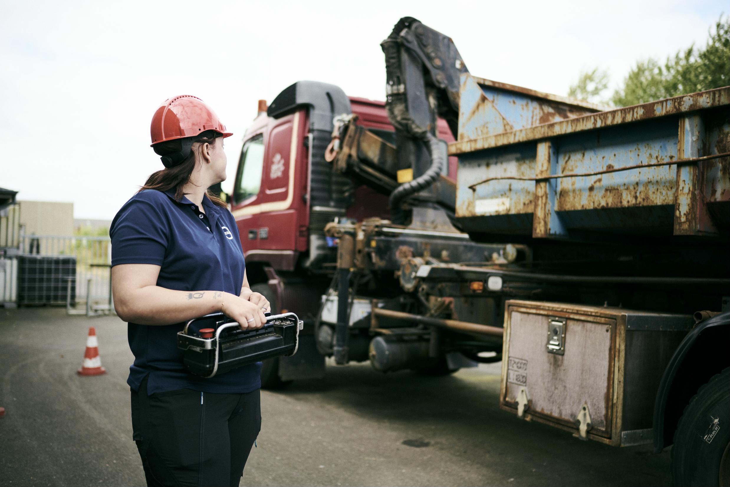 Flere piger vælger at uddanne sig på vejgodstransportuddannelsen, her styrer eleven kranen på en lastbil.