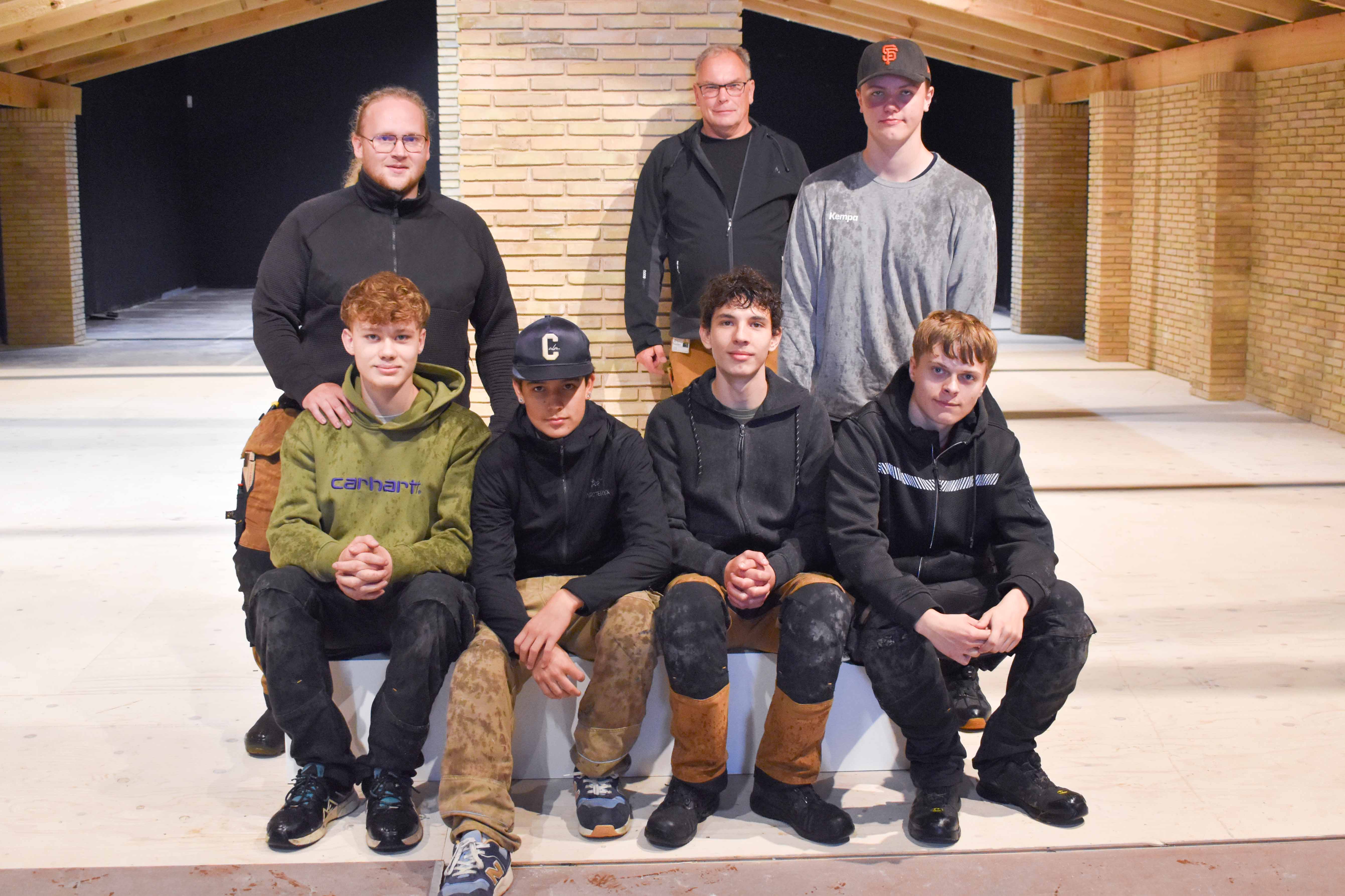 Tømrerlærlinge fra skoleoplæringen på HANSENBERG har været med til at bygge en flot kulisse på Trapholt.