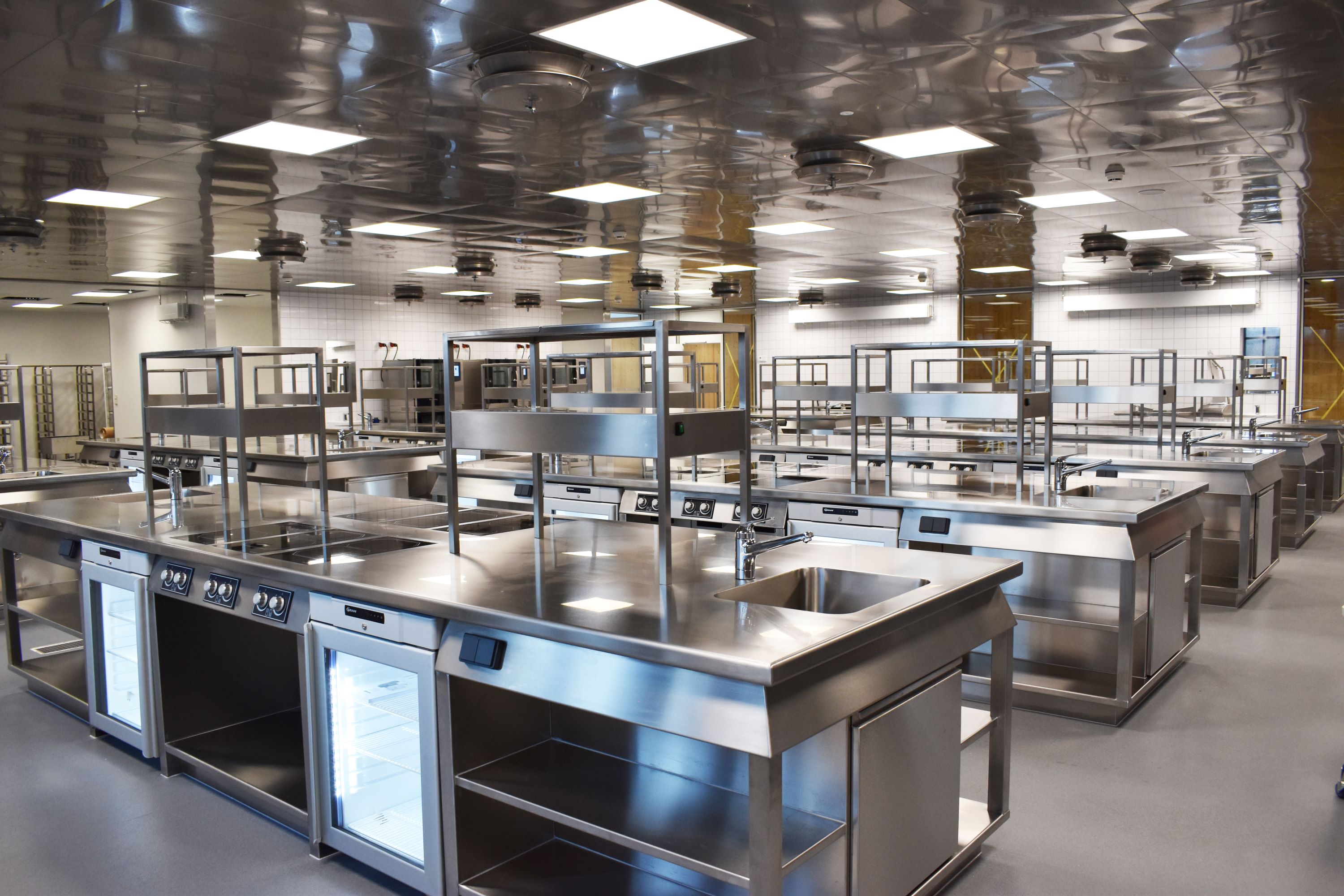 Undervisningskøkkenet med hævesænkeborde og induktionskogeplader blev bygget i 2020.