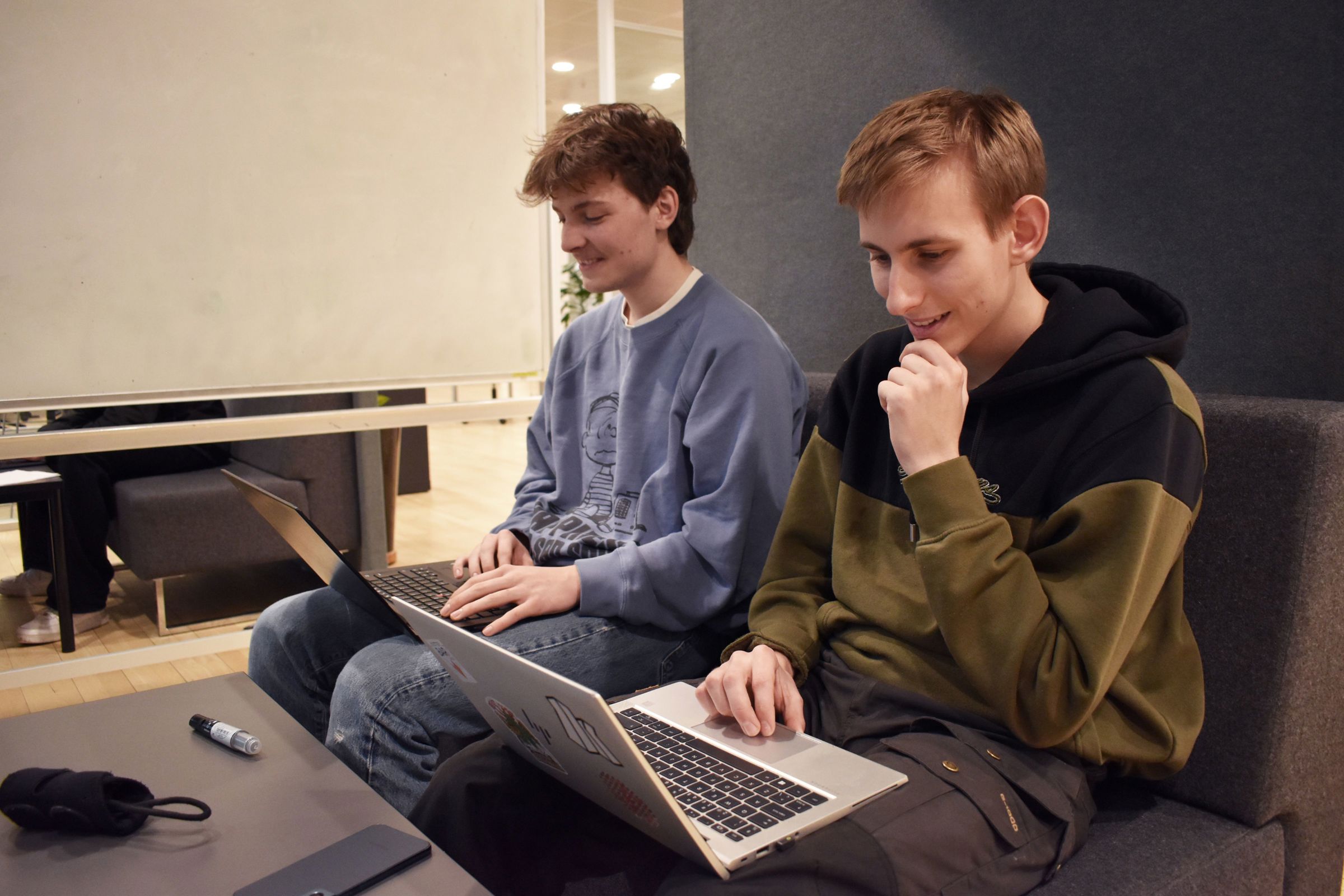 2 elever sidder i loungen og programmerer på HTX, Hansenberg Tekniske Gymnasium.