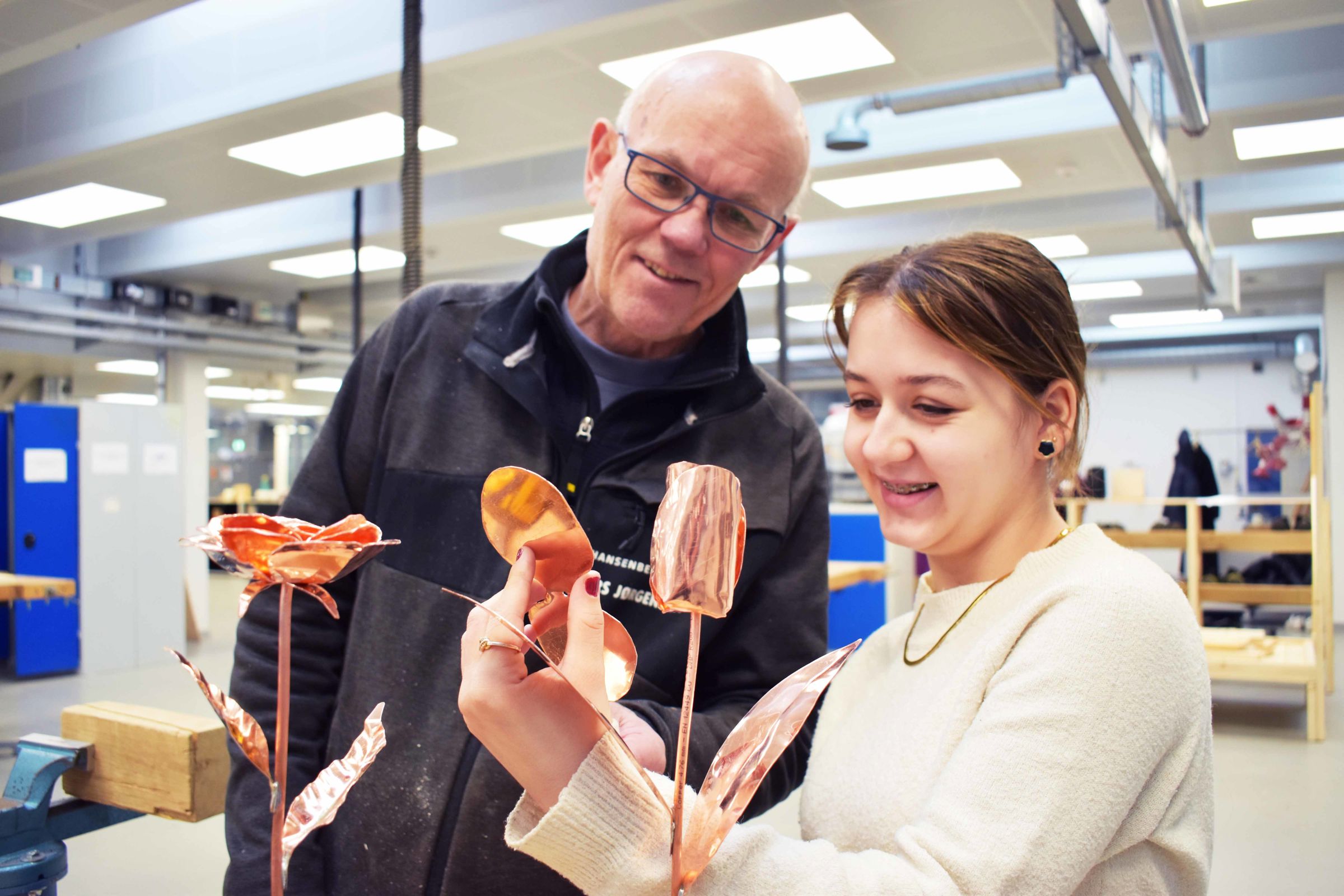 Faglærer Lars Jørgensen og Lærke Klitgaard arbejder med metaller.