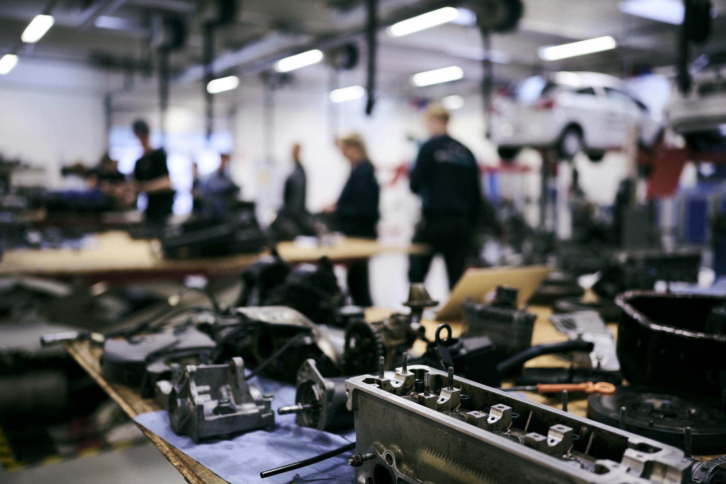 Mekanikerlærlinge i skolens værksted på C.F. Tietgens Vej.