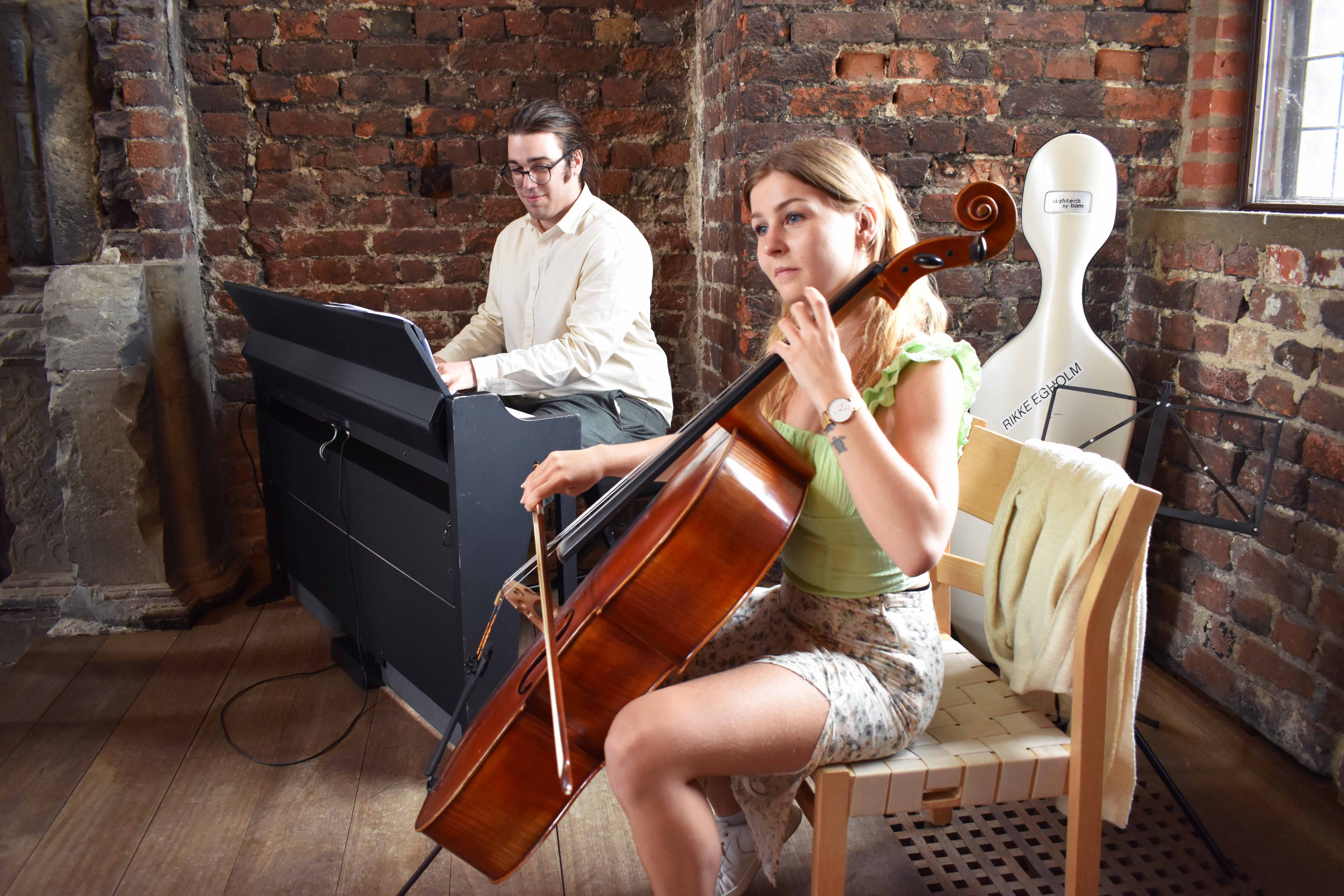 Musikerne Rikke og Toma spiller cello og klaver til Hansenberg-medaljen på Koldinghus.