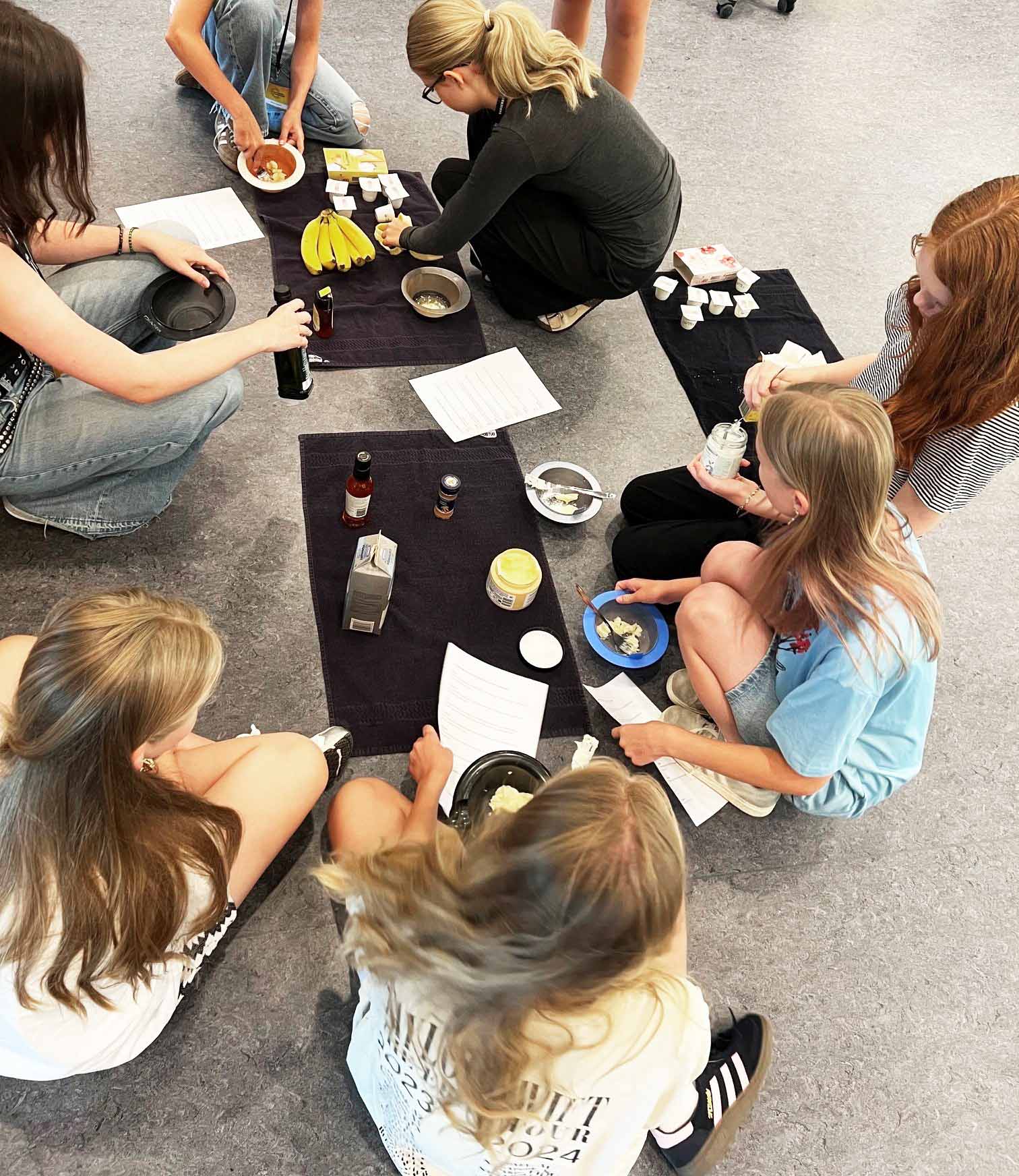I BeautyCamp lærer deltagerne noget om styling, hårvask og velvære.