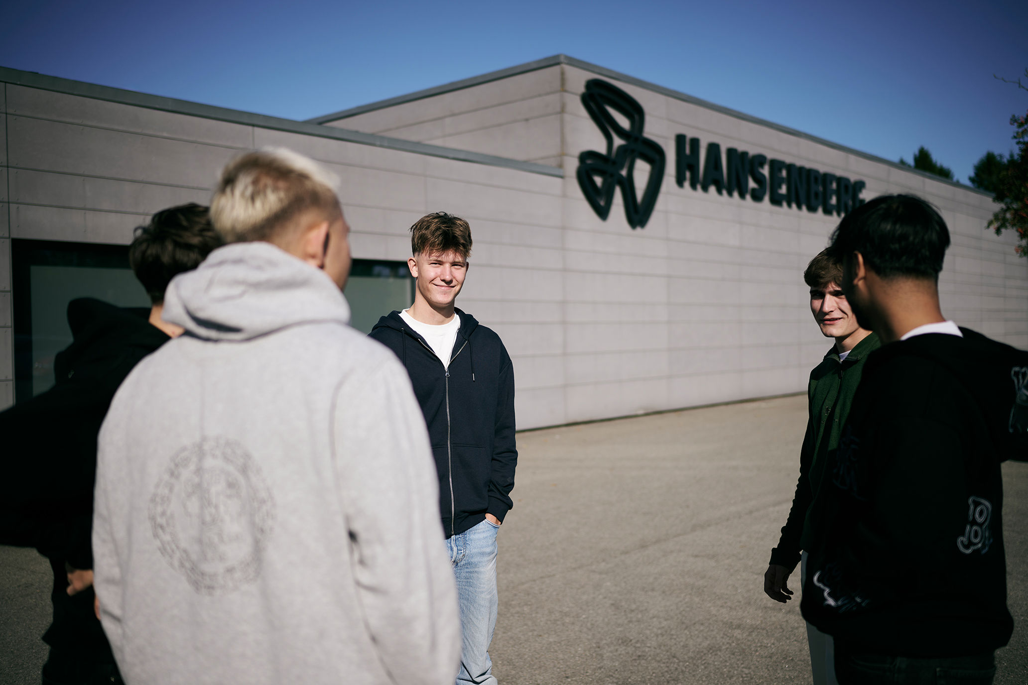 Eleverne, som her står uden for Hansenbergs adresse på CFT, har et godt kammeratskab og hjælper hinanden.