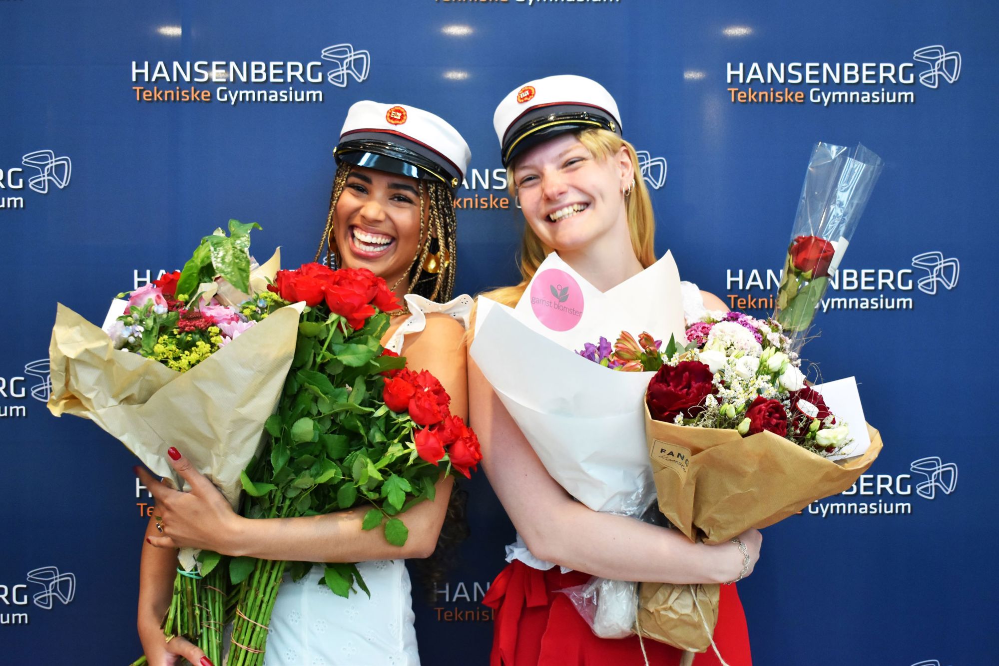 Alexandra og Alberte var de nogle af første EUX-kokke på Hansenberg i 2024, der fik studenterhuerne på hovedet.