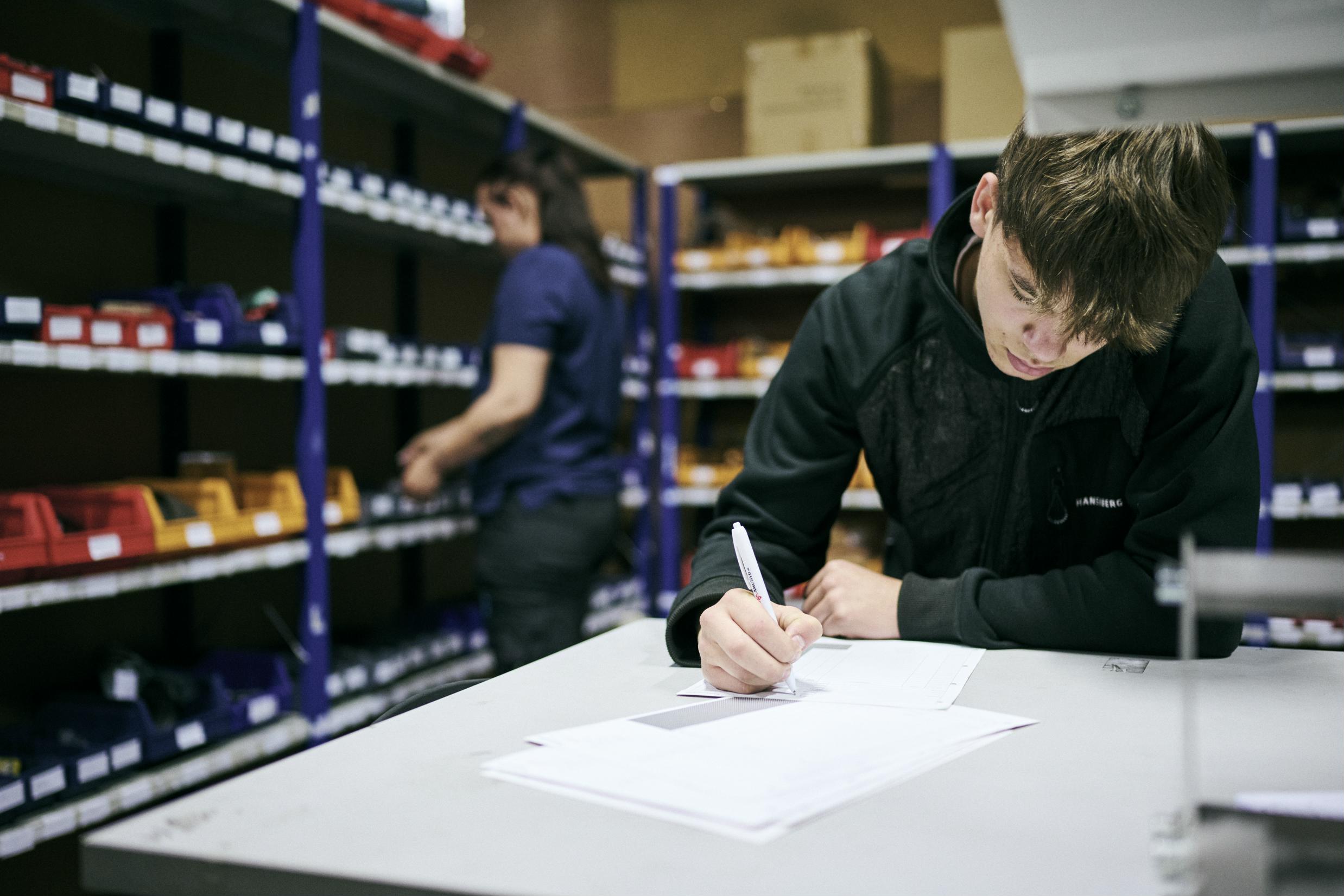 Som elev på lager- og terminaluddannelsen lærer du om vigtigheden af et godt lagerstyringssystem.