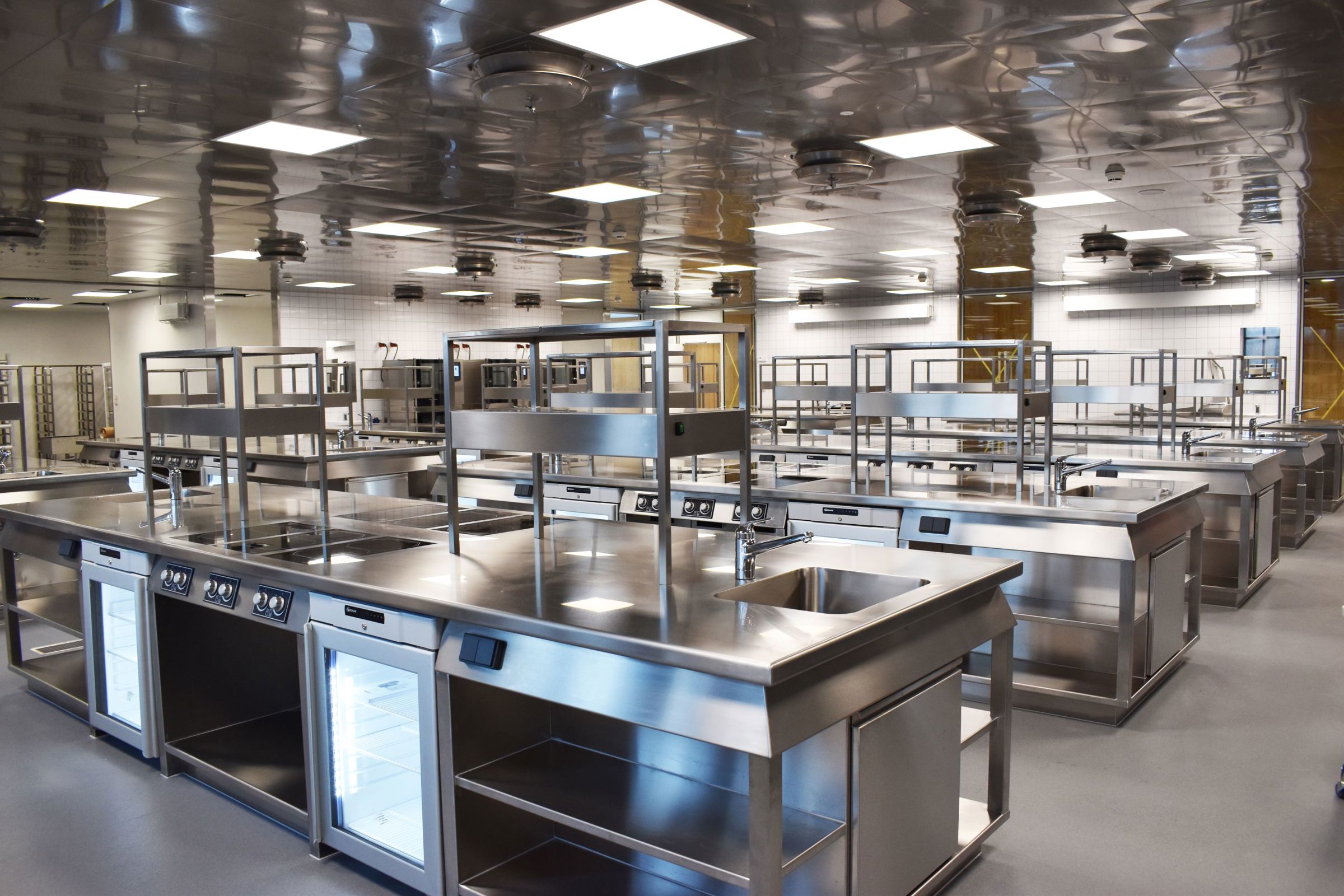 Hansenbergs topmoderne undervisningskøkken med hæve- sænkeborde, induktionskogeplader og særlige emhætter.