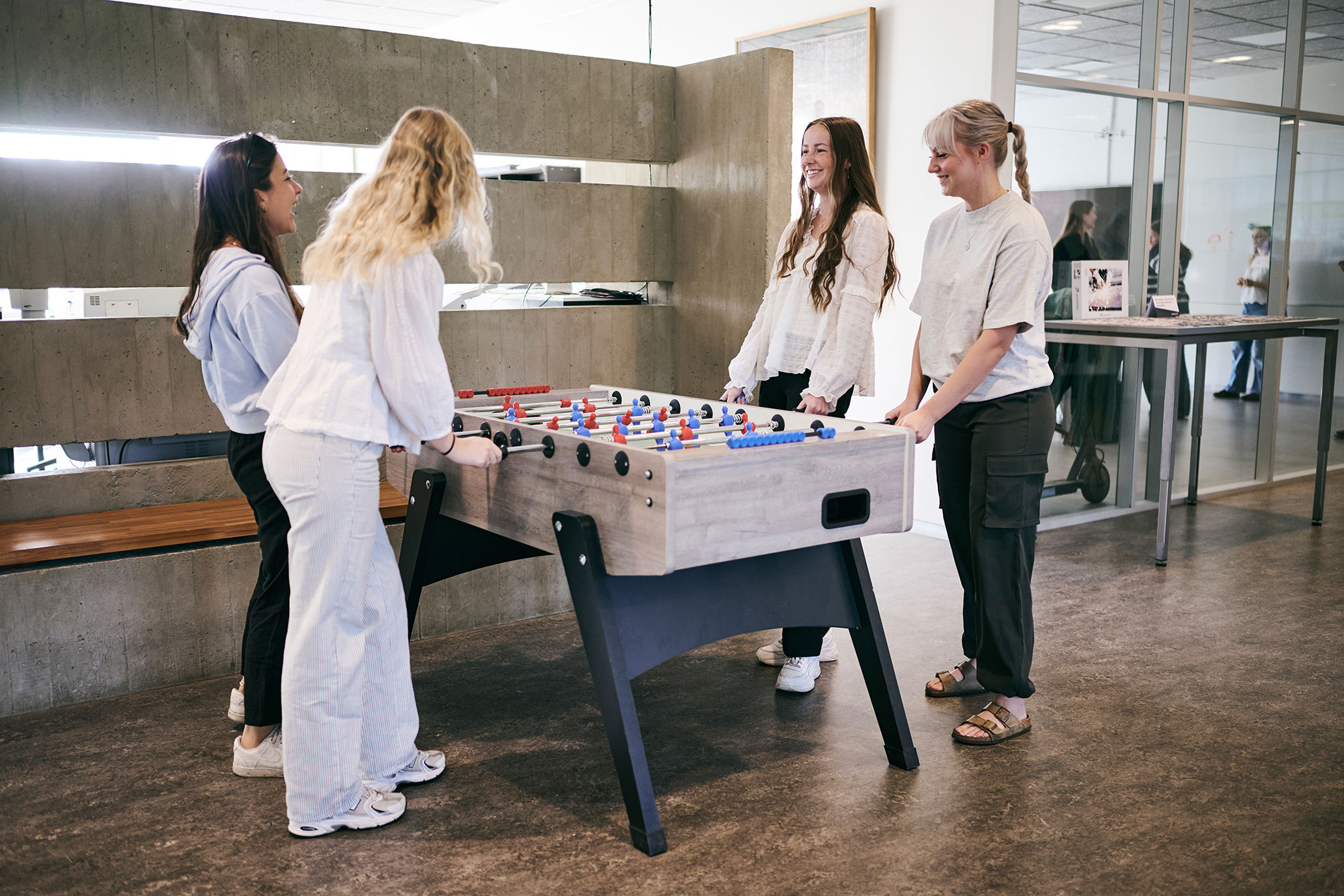Nogle af eleverne på skolen i Vranderup spiller bordfodbold i pausen - studiemiljø på Hansenberg.