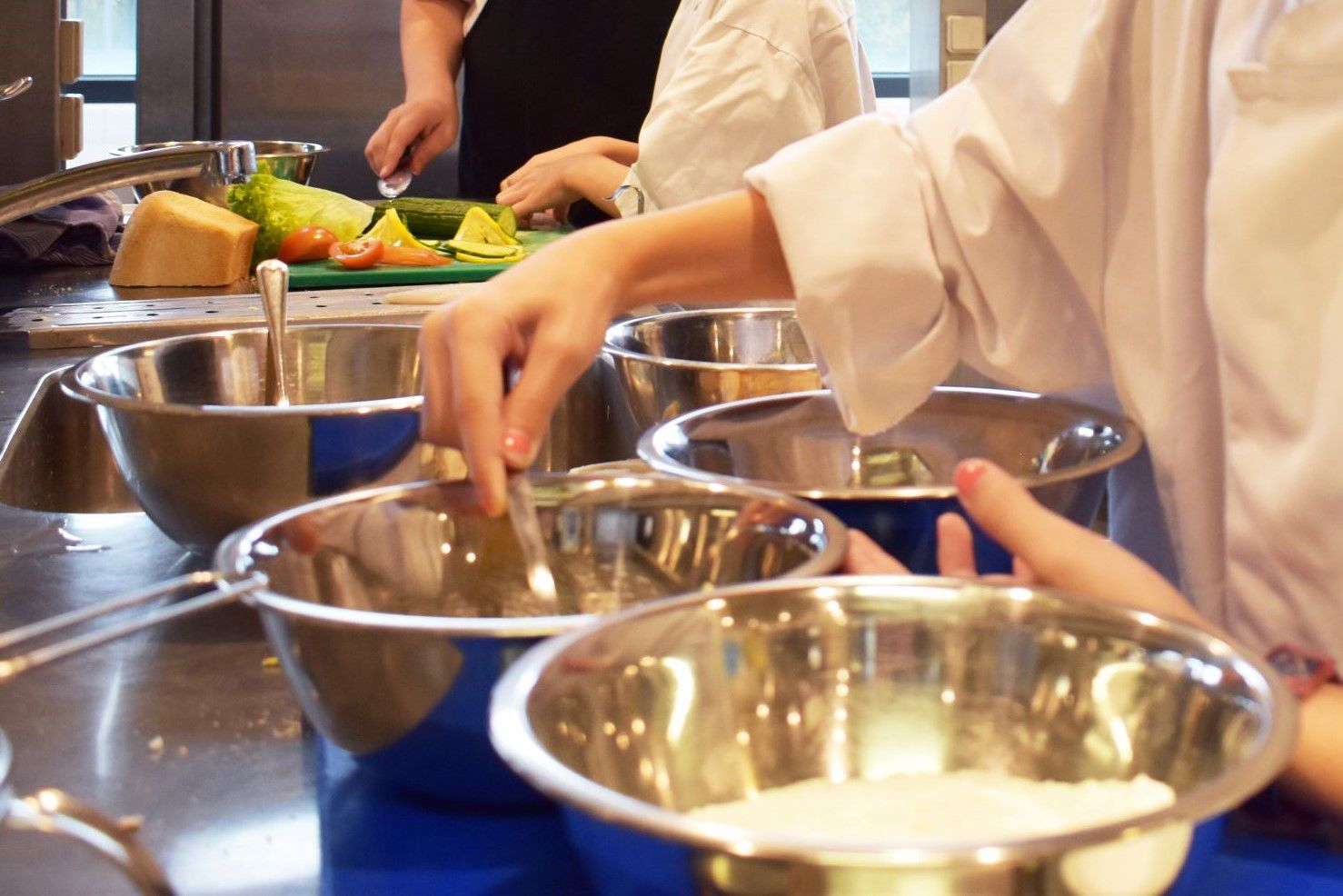 Her er nogle af deltagerne til Prøv et fag for elever i 4.-10. klasse ved at kokkerere i undervisningskøkkenet.