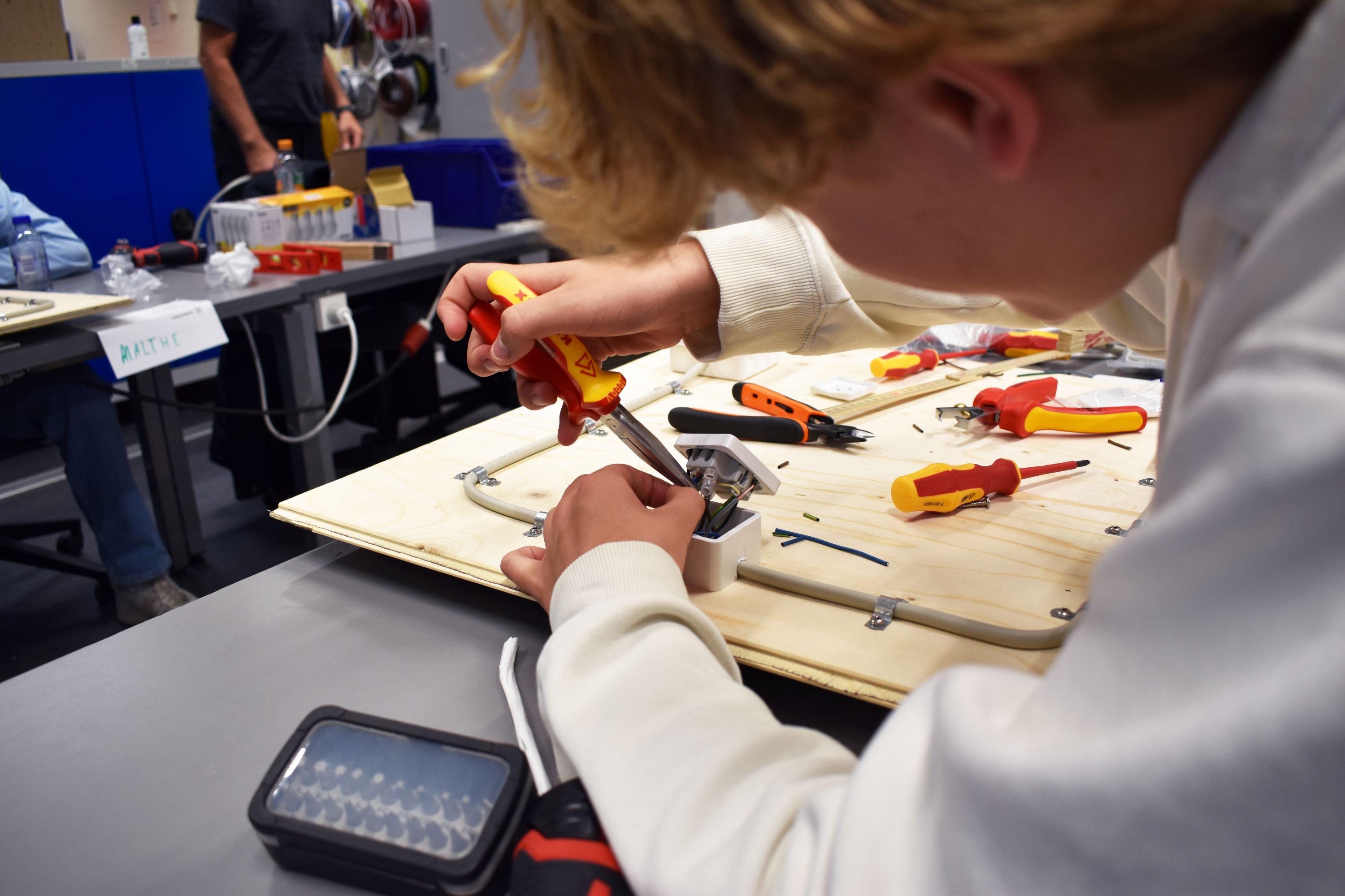 En af deltagerne til Prøv et fag for elever i 4.-10. klasse, prøver kræfter med elektrikerfaget.