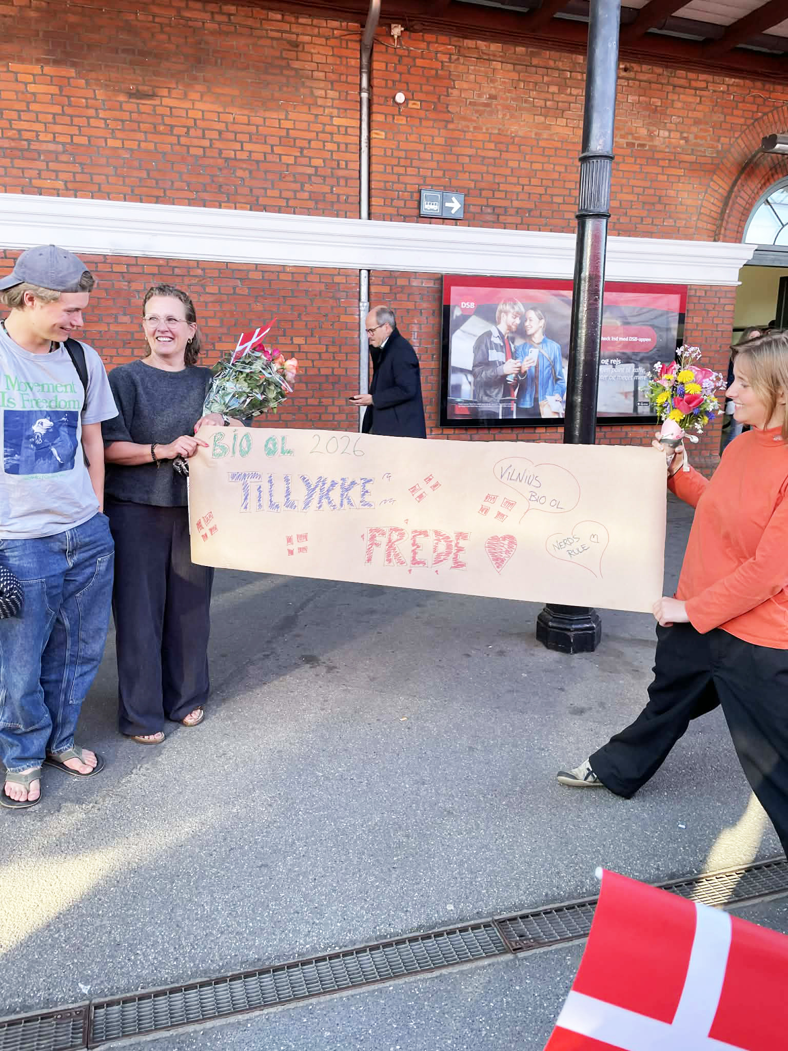 Fredes familien ventede på perronen, da han kom hjem til Kolding.
