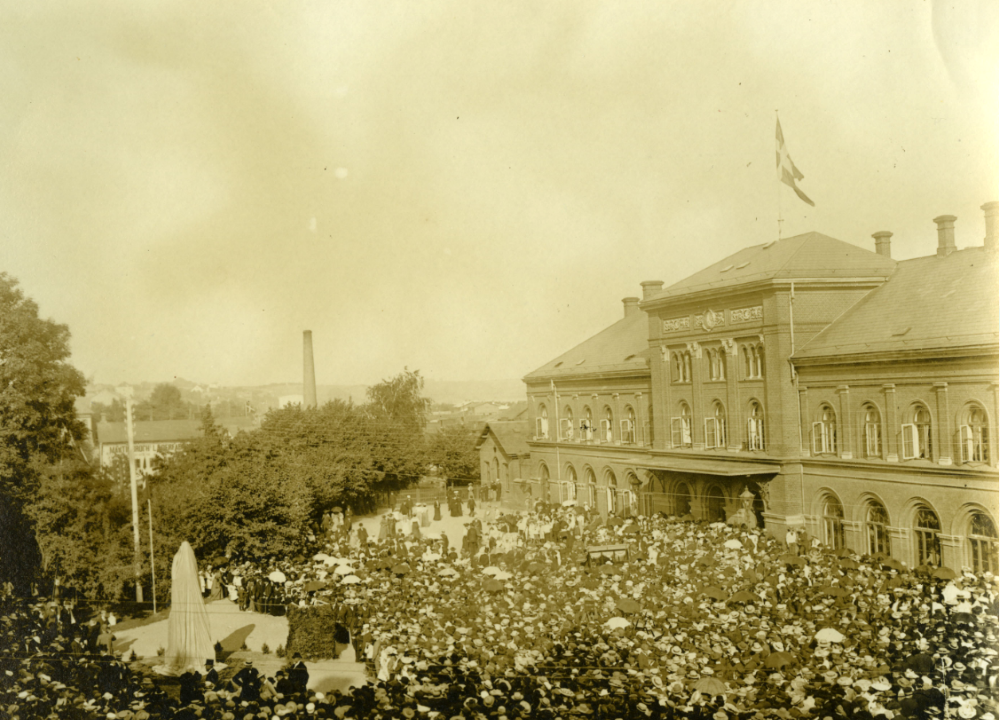 I 1906, i anledning af skolens 75 års dag opstilles en buste af Chresten Hansen, og stor menneskemængde deltog.
