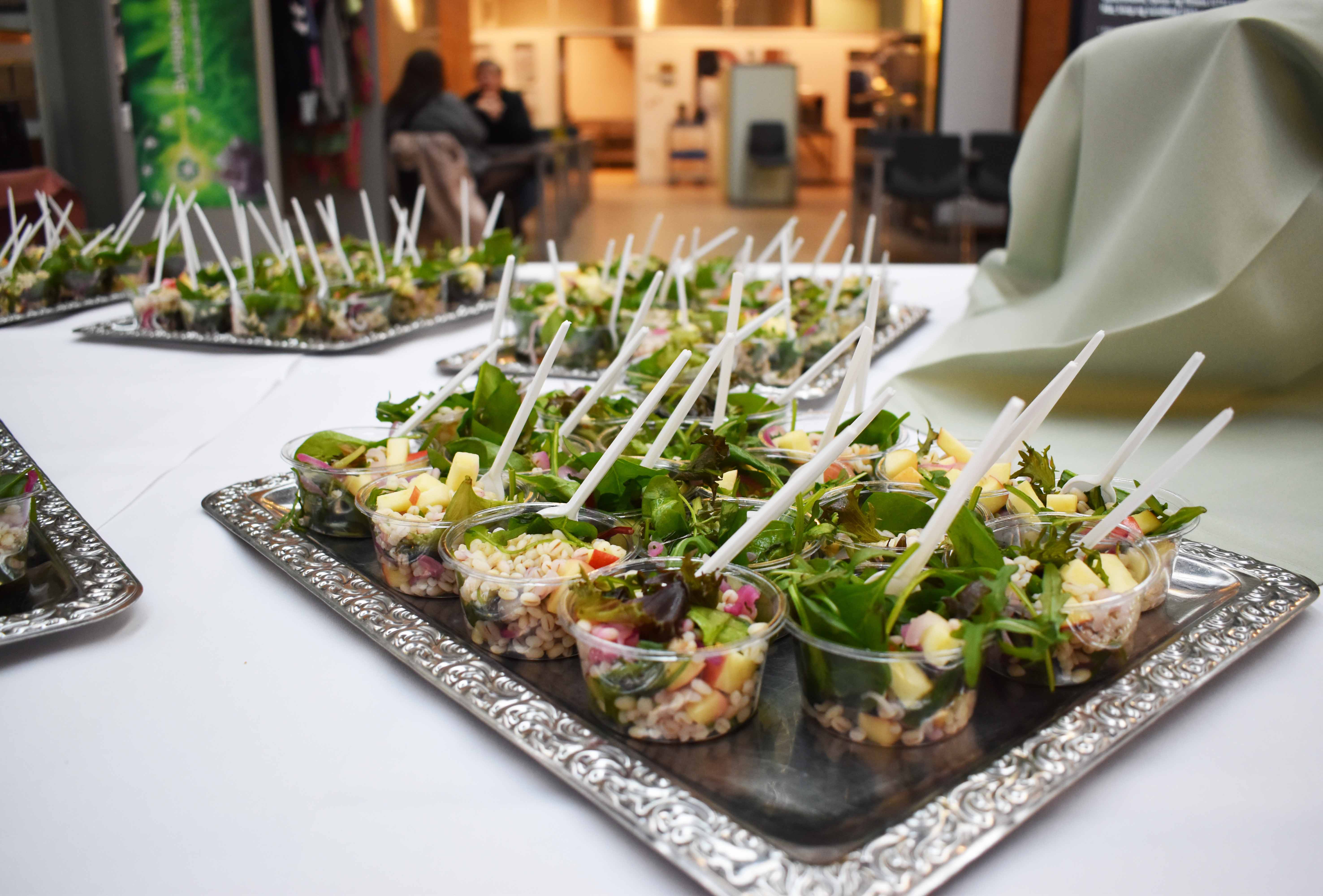 I køkkenet havde eleverne kreeret nogle lækre anretninger til Åbent Hus.